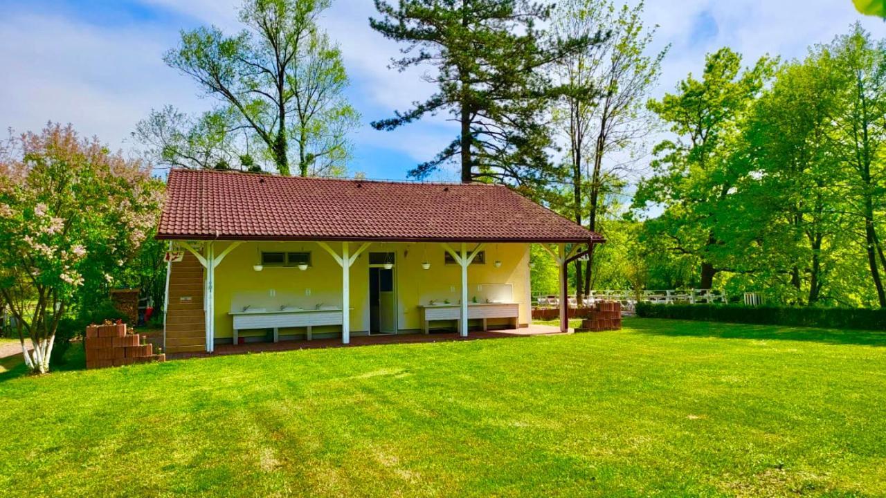 Una Kamp Hotel Босанска Крупа Екстериор снимка